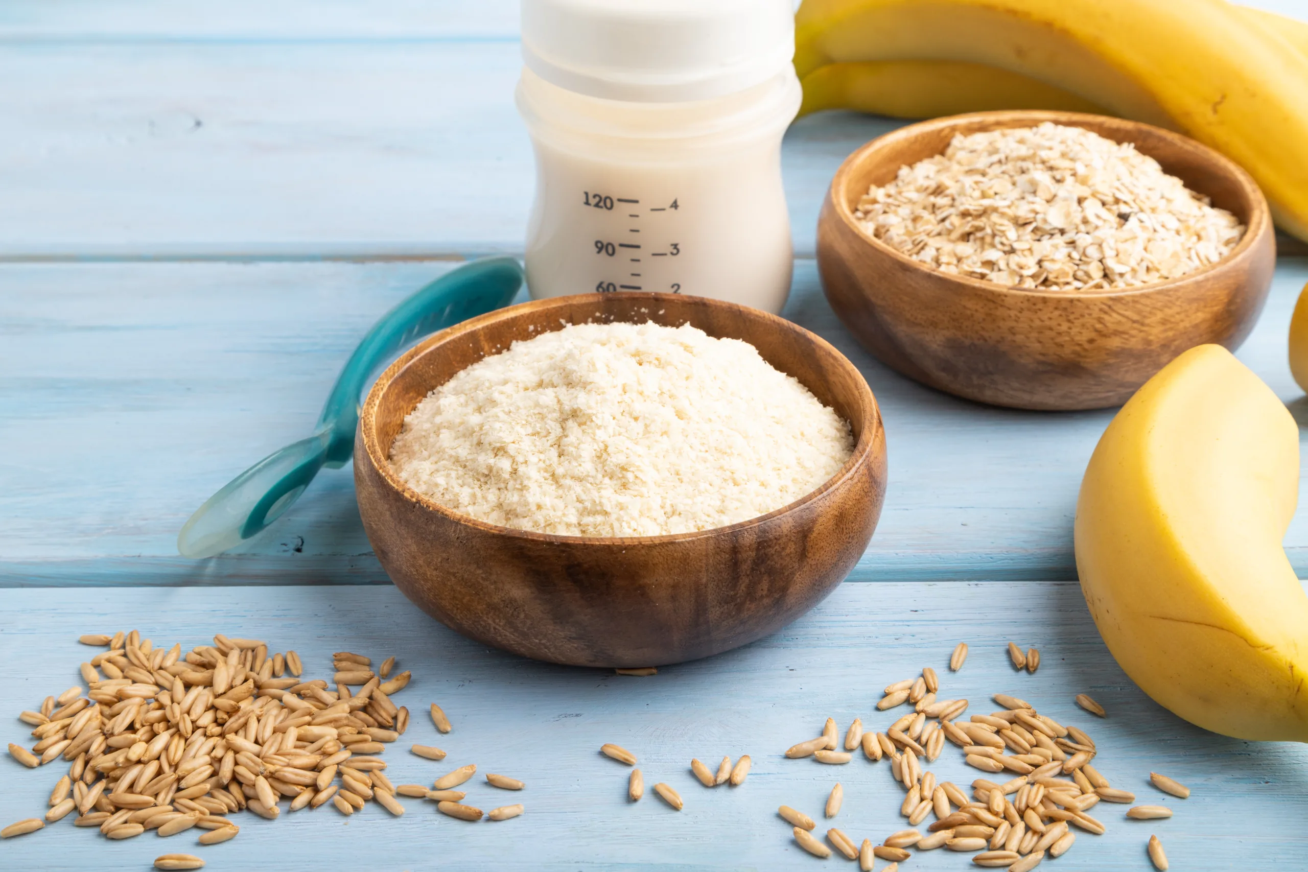 REP Protein powder, oats and bananas on a wooden table for a high-protein breakfast recipe